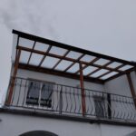 Prístrešok na balkón Michalovce s drevenou konštrukciou a krytinou opál, hormax