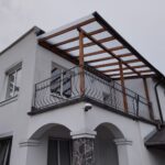 Prístrešok na balkón Michalovce s drevenou konštrukciou a krytinou opál, hormax