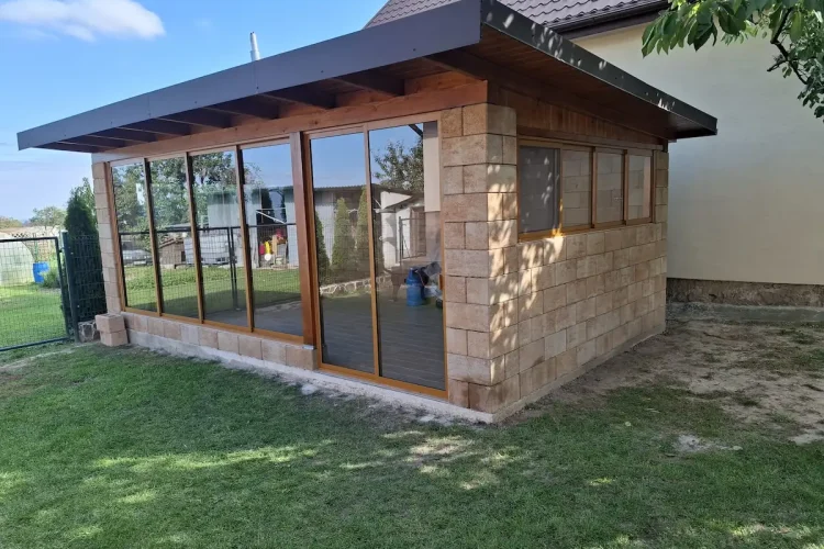 Celkový pohľad na hliníkové zasklenie altánku v Malých Ozorovciach s tehlovou farbou profilov RAL 8004.