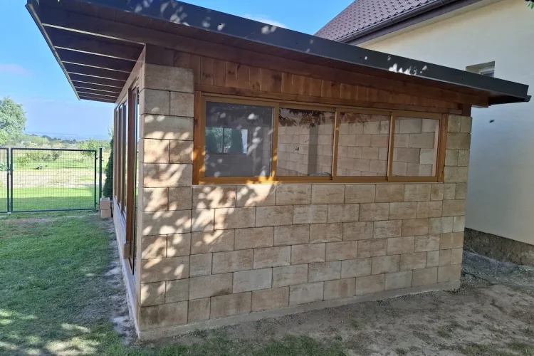 Detail bočnej steny zaskleného altánku s posuvným rámovým systémom a murovanými stĺpmi v okrese Trebišov.