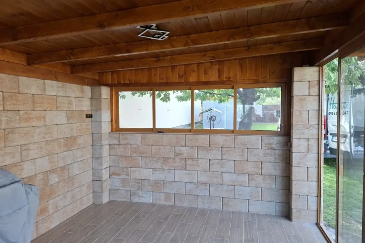 Interiér presvetleného altánku so zasklením Hormax, pohľad na spojenie hliníkovej konštrukcie a dreveného podhľadu.