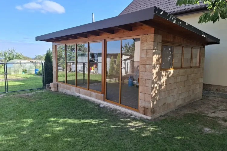 Realizácia moderného zasklenia terasy na mieru v odtieni RAL 8004 od spoločnosti Hormax v Malých Ozorovciach