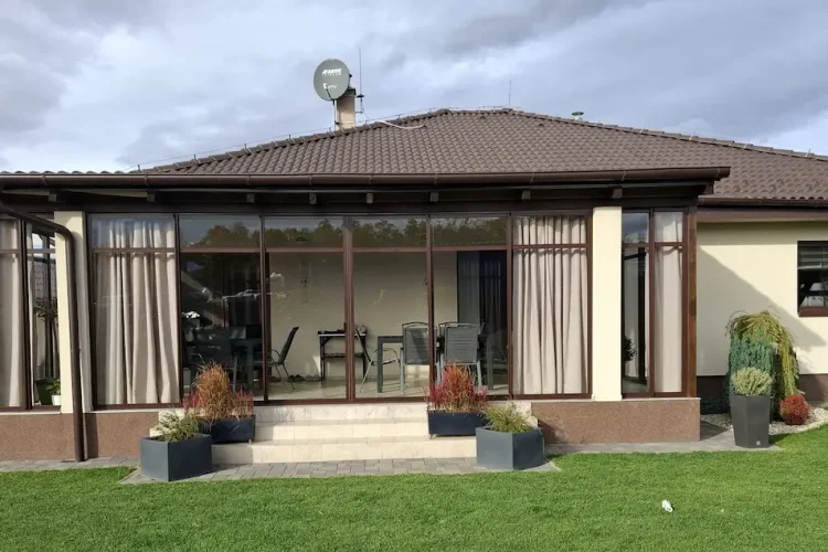 Zasklenie terasy Petrovany pohľad z predu