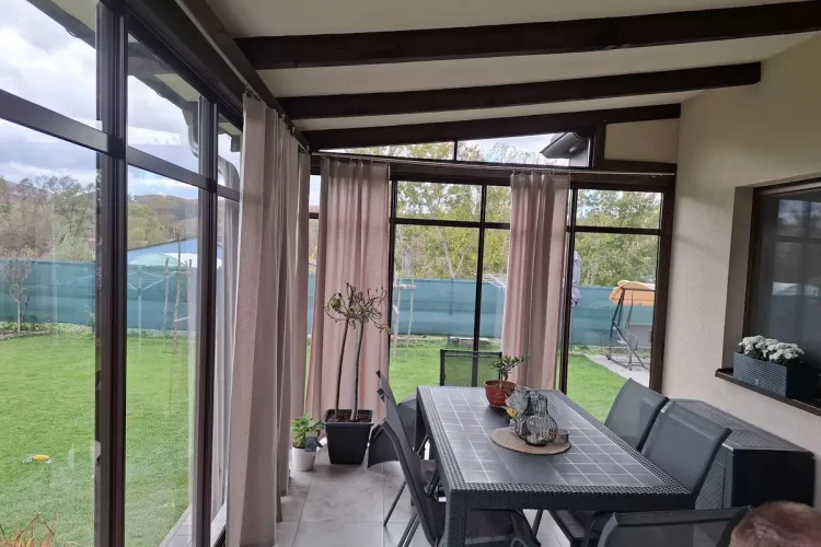 Zasklenie terasy Petrovany interiér