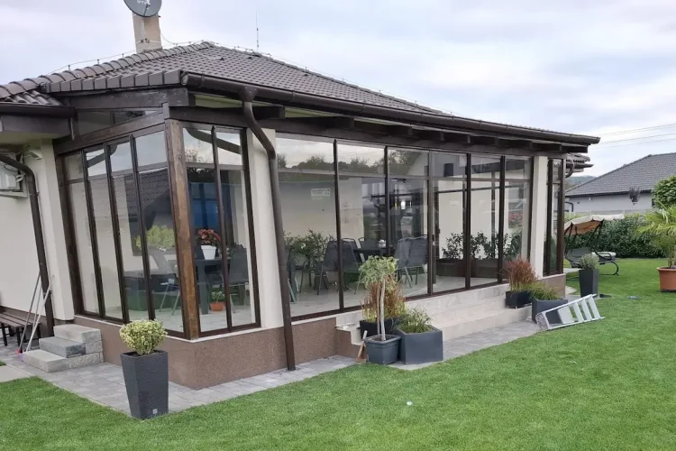 Hliníková konštrukcia zasklenia terasy Petrovany RAL 8017