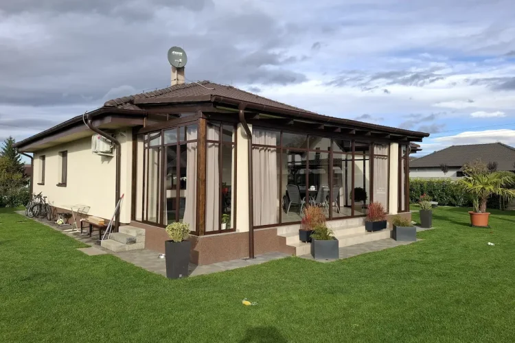 Zasklenie terasy Petrovany v okrese Prešov – pohľad zo záhrady