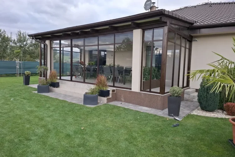 Zasklenie terasy Petrovany s hliníkovou konštrukciou RAL 8017