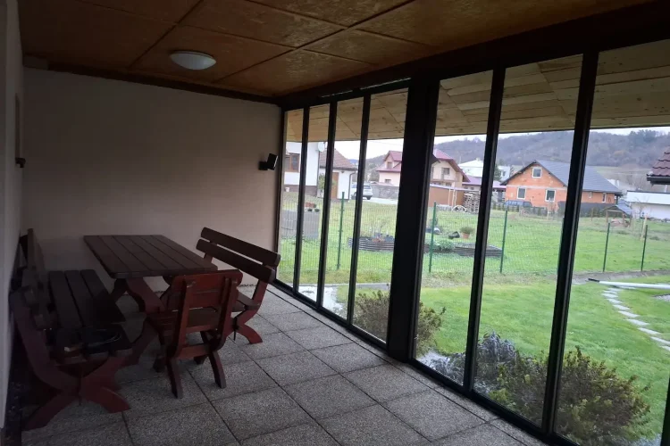 Zasklenie terasy Topoľovka interiér